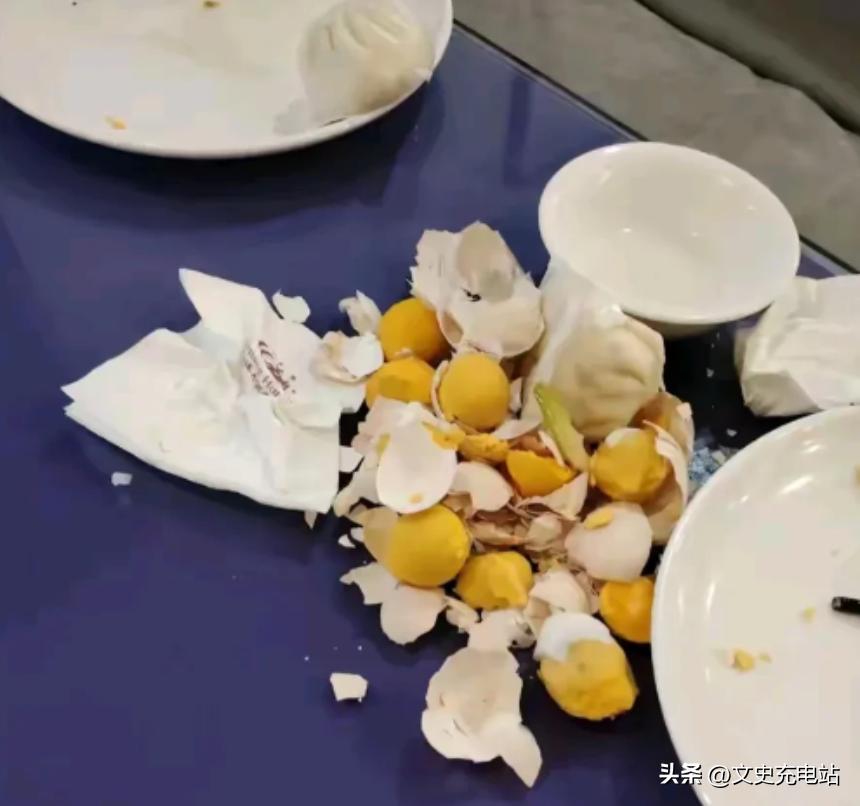 山东，一饭店推出5元早餐不限量，大爷交过钱后，就拿了7个鸡蛋、两屉小笼包、两碗粥