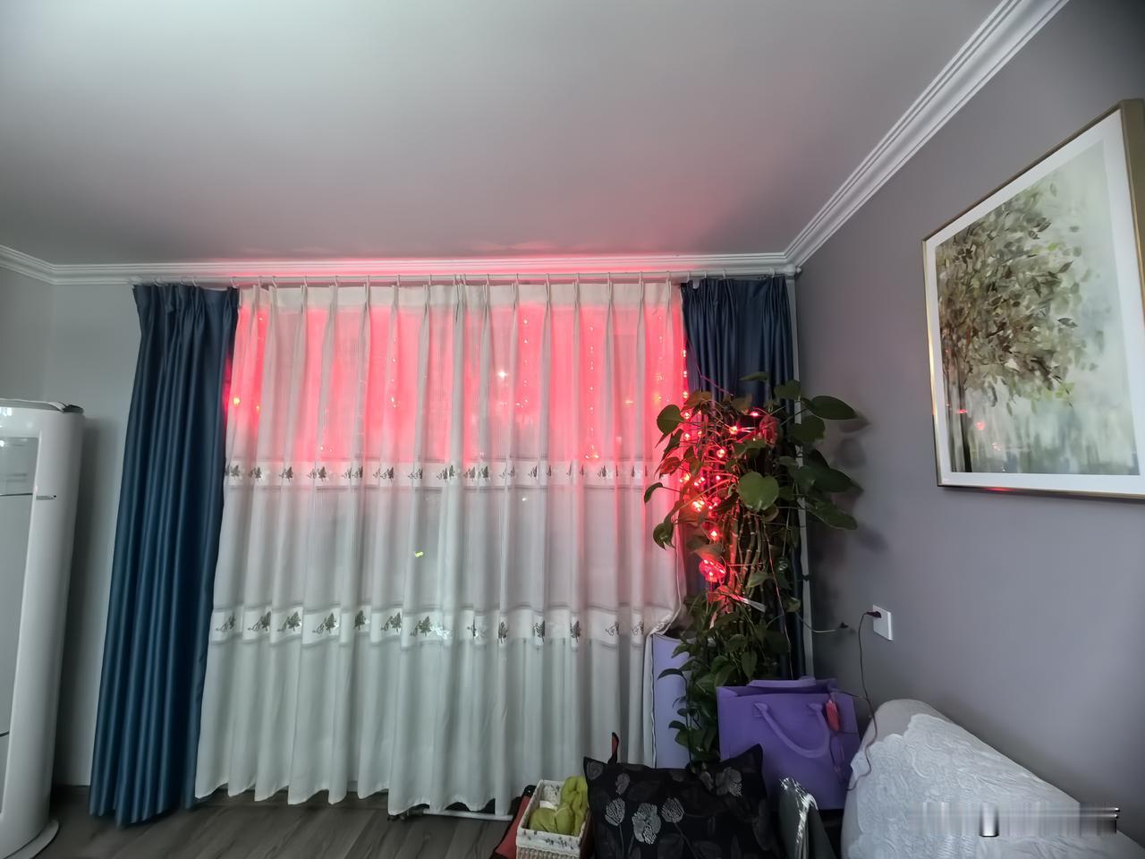 北方小年，挂上灯笼，亮起霓虹。