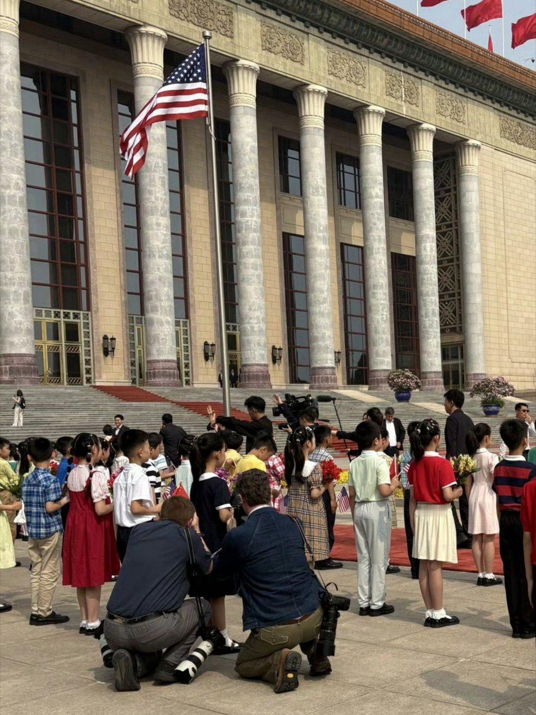 马斯克携幼子现身人民大会堂这是“爱泼斯坦社”派出的记者吗？他们可能是想以中国孩子