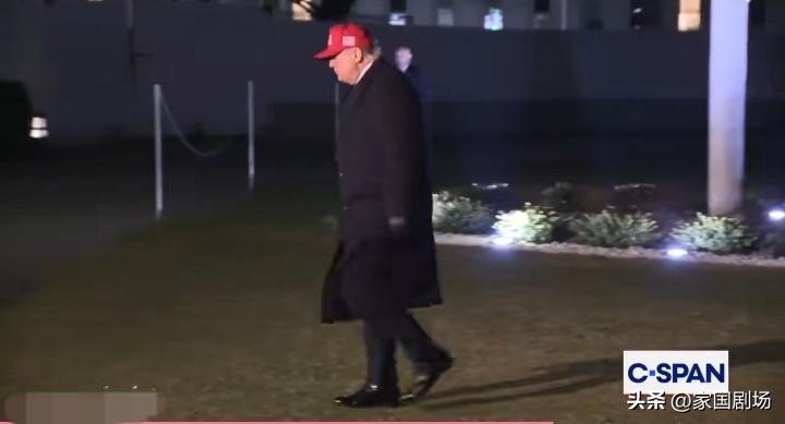 特朗普知道自己捅马蜂窝了吗？
        看看昨天特朗普下飞机全程黑脸！一言