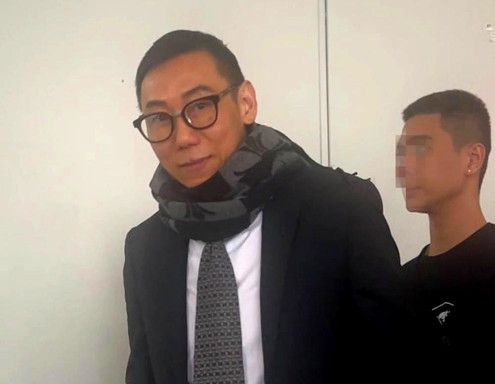 现实就是，身边人下手最狠！
曾经最亲密的人甩出一份合同，让她赔上千万，她就这么梗