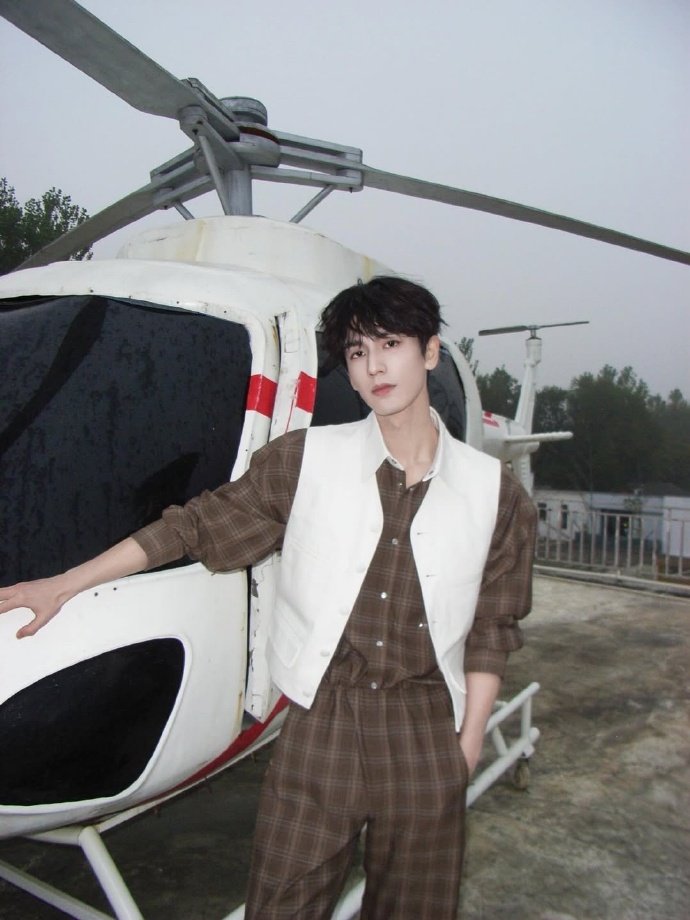 张凌赫私人飞机神图张凌赫格纹套装白马甲look张凌赫私人飞机神图，张凌赫格纹套装