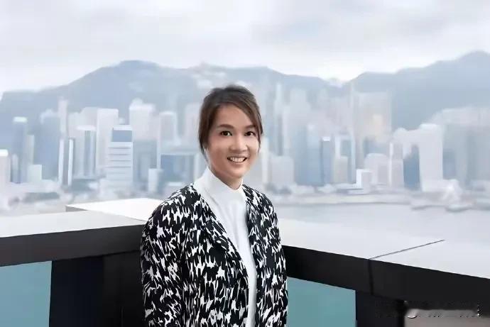 她才是顶级名媛吧，，哥哥千亿富豪，丈夫百亿富豪，爷爷创立了周大福