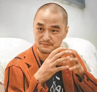 冯唐有句一针见血的话：
“未来没有稳定的工作，
只有稳定的【成事力】。真正的铁饭