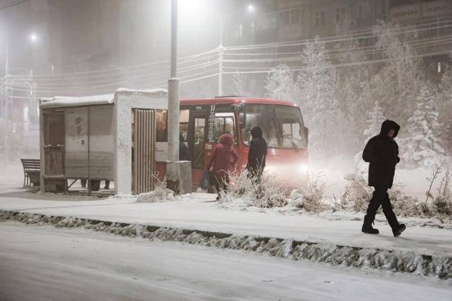 据堪察加信息通讯社19日紧急报道，一场堪比白色噩梦的史诗级暴雪正在肆虐俄罗斯远东