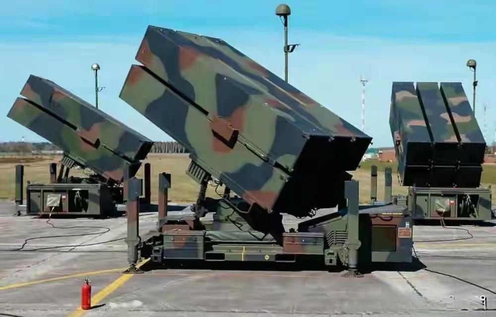 荷兰国防部宣布，国家防空部队已完成向波兰热舒夫机场部署两套爱国者防空导弹系统和一