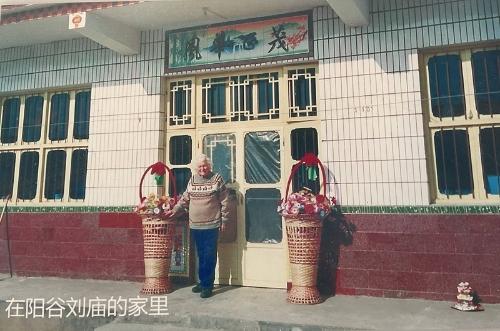 1999年，82岁的美国老人牧琳爱卖掉了美国丹佛的别墅、后院山林和代步汽车，将全