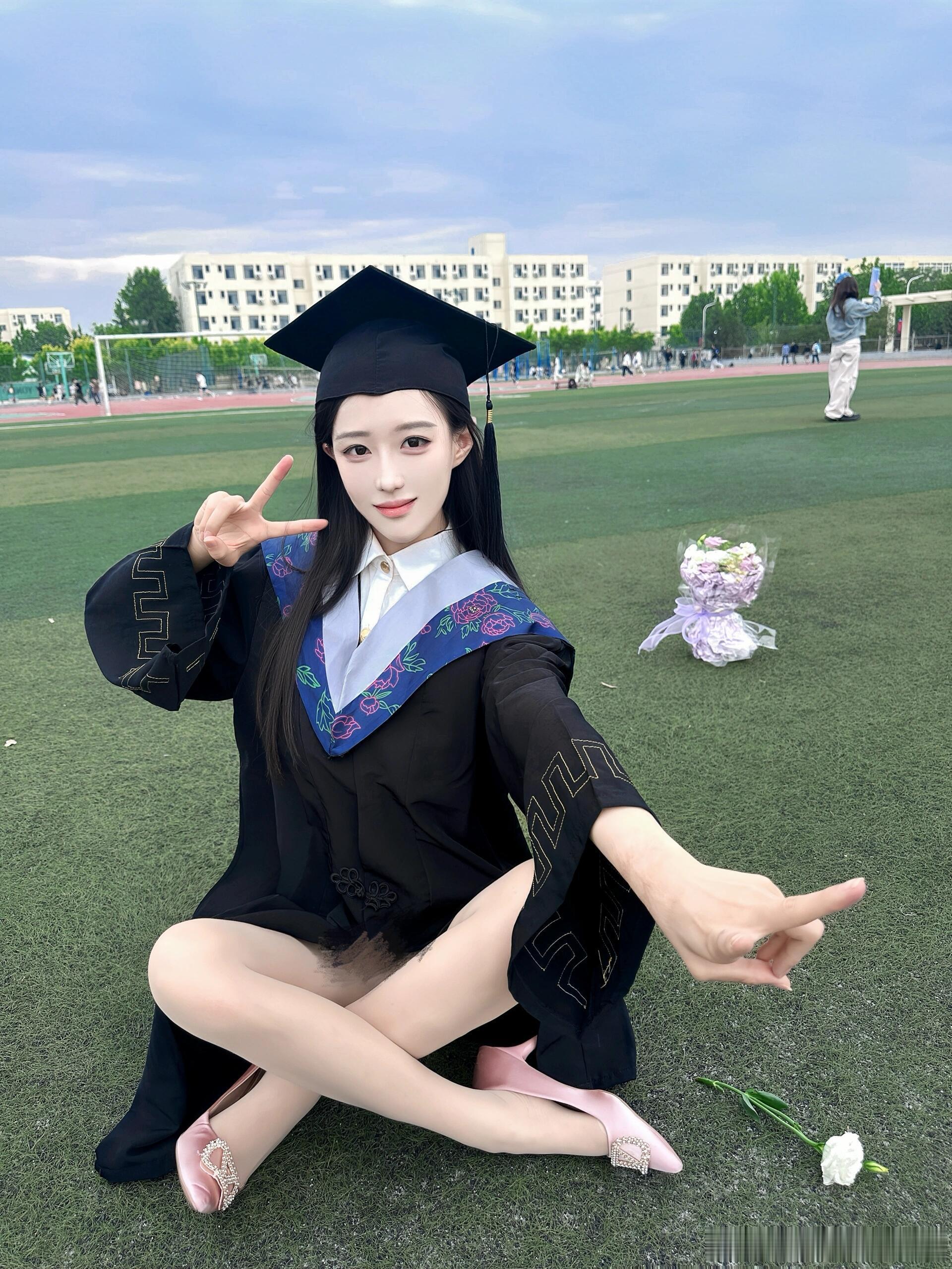 粉色高跟鞋搭配肉色丝袜，学士服穿出的性感！ ​​​