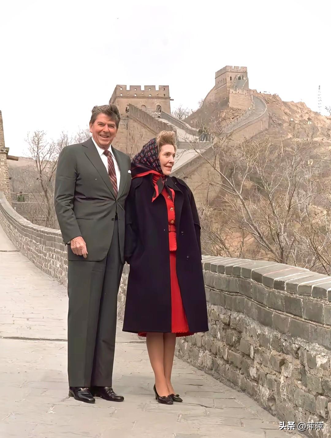1984年，美国前总统里根与夫人南希访华期间，登临北京八达岭长城的珍贵历史留影。
