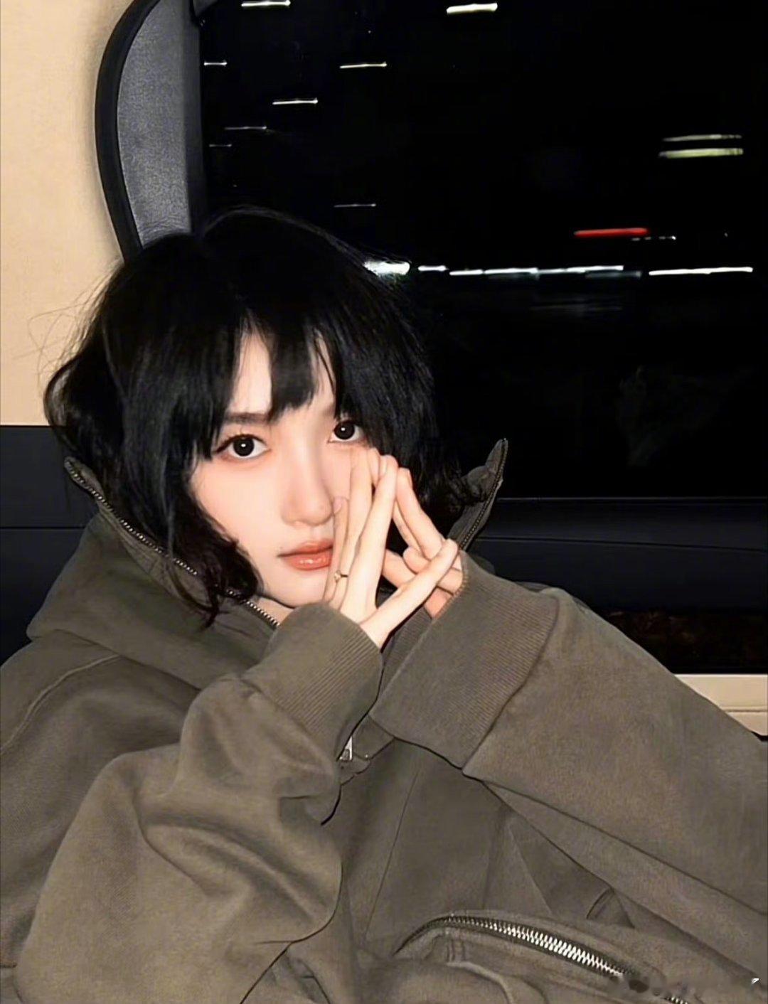 关晓彤为庆祝小巷人家杀青剪的短发感觉关晓彤短发也很美啊，又不一定真的是因为失恋，