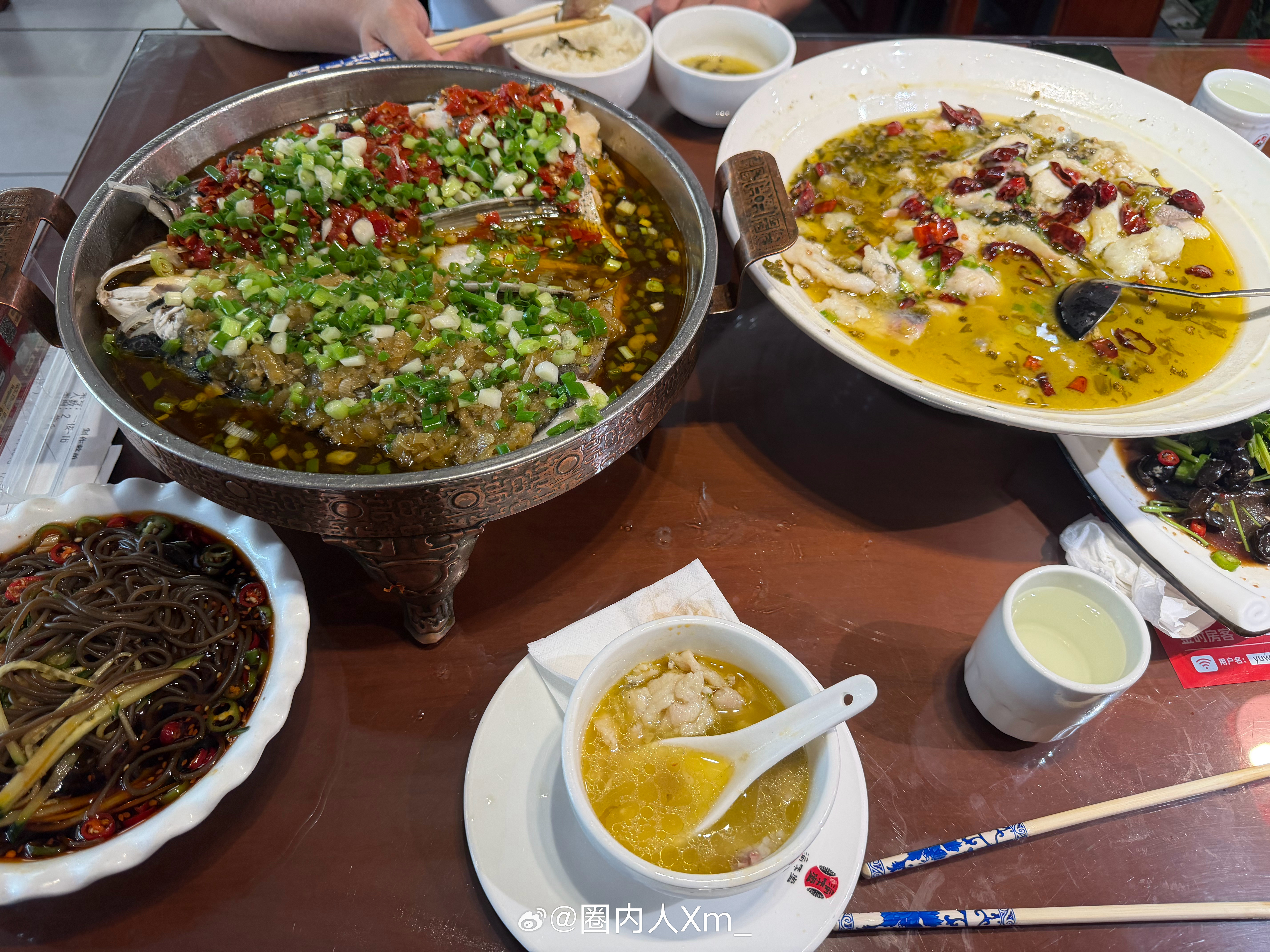 今天吃大嘴鱼，剁椒鱼头、加辣酸菜鱼