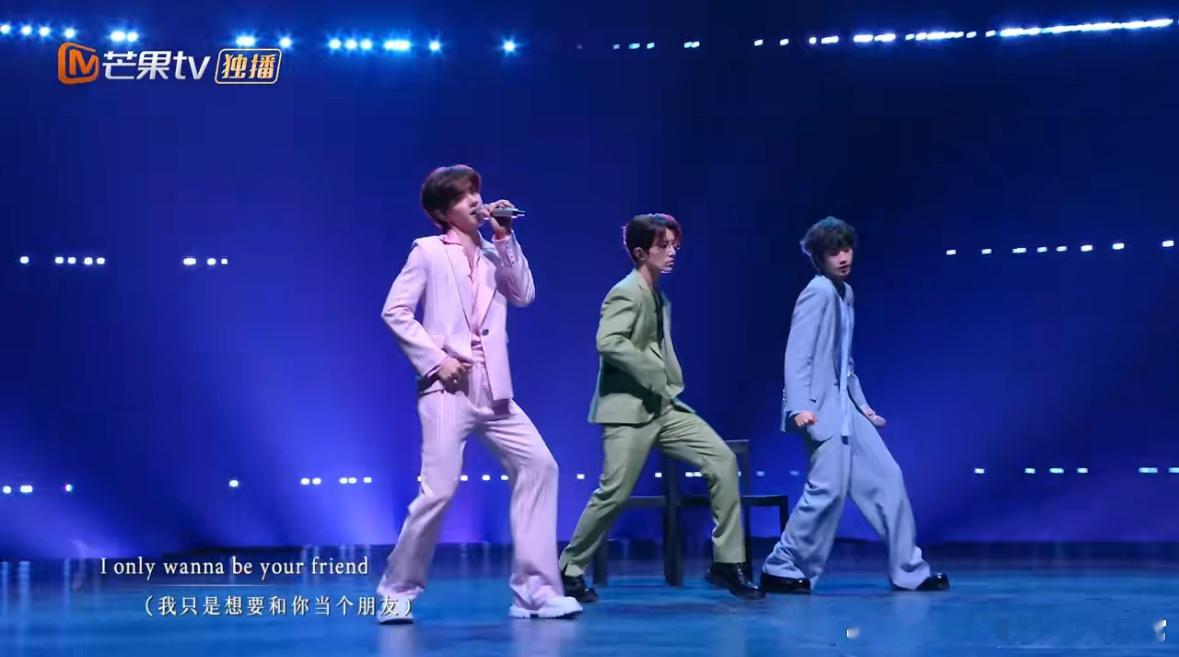 INTO万初舞台西服撞色TFBOYSINTO万这个舞台看得我眼前一亮又一亮，撞色