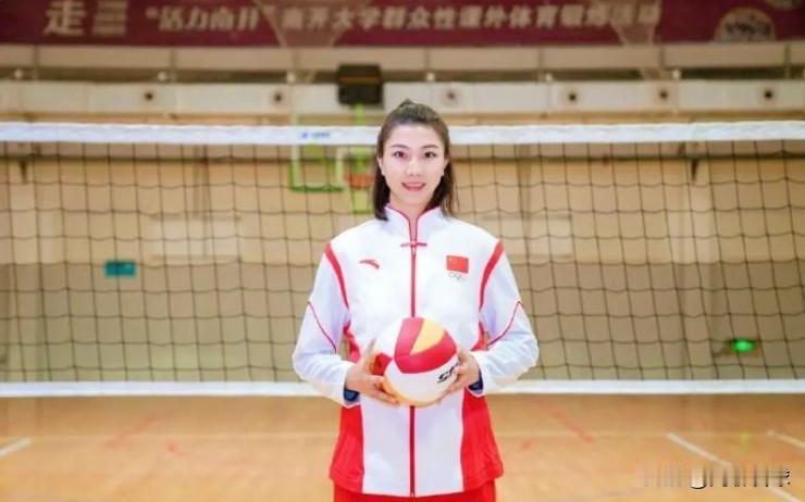 人生下半场，新篇章更精彩。她们在赛场上挥洒青春和汗水，退役后继续从事与排球相关的