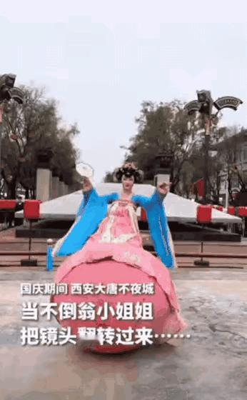 西安不夜城不倒翁小姐姐

火上人民日报了！！

从她一把从游客手里接过手机那一刻