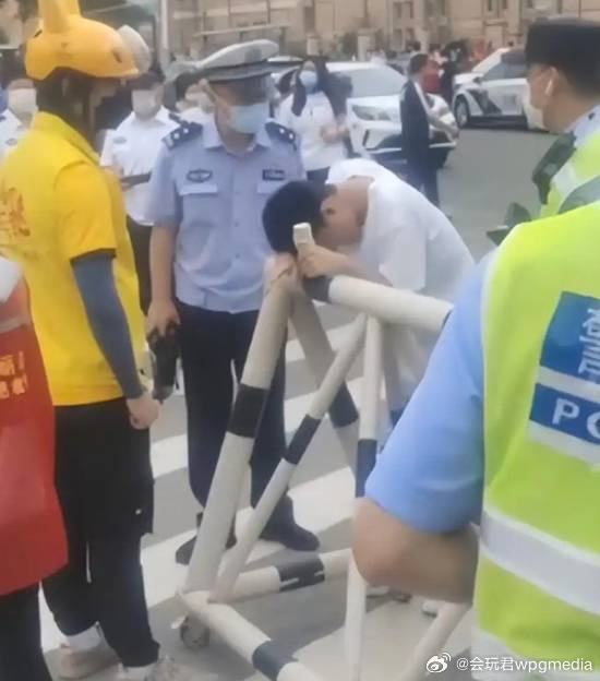 高考生吓到双腿发软被众人架进考场 网友吐槽：进去了笔都拿不稳一年一度的高考如期而