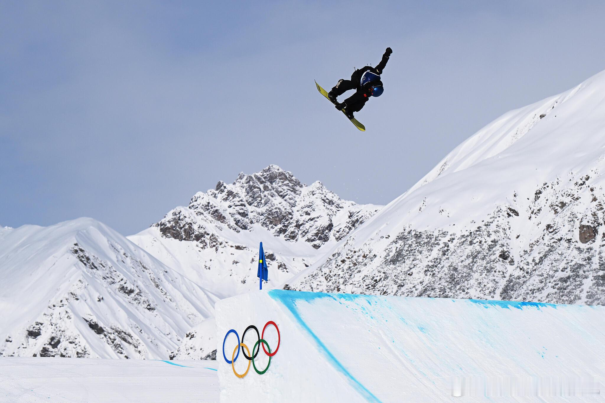 盼盼在手冠军我有苏翊鸣冬奥首金！冠军是瞬间的荣耀，精神是永恒的力量。苏翊鸣夺冠，