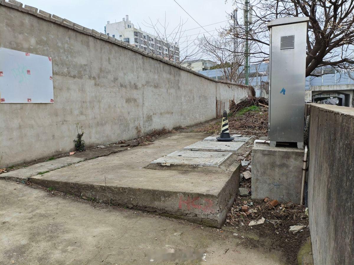 宁波一拆迁地块经整治告别垃圾臭味 去年4月，海曙区环城北路西段836号拆迁地块因