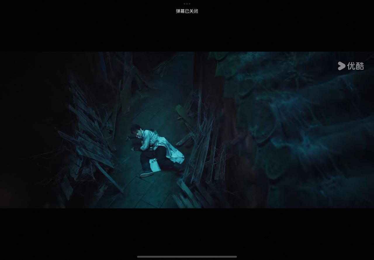 虽然最后被缠绕住了，关键时候佛爷的凌空一脚踹踹到了蛇的身上，而那只蛇居然没有在攻