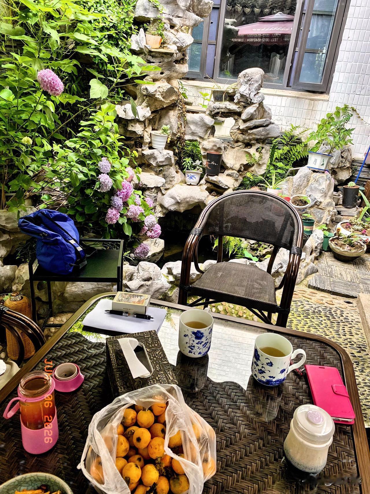 又来阳澄湖美人腿上，吃吃喝喝聊聊，打打惯蛋，一天很快就过去了[大笑][大笑][大