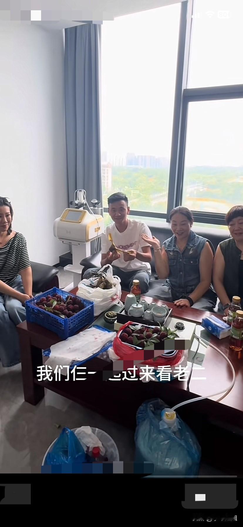 今天厉怀远又发了视频，是妈妈和小姨二姨来看他了！
小姨二姨给他带了亲手包他爱吃的