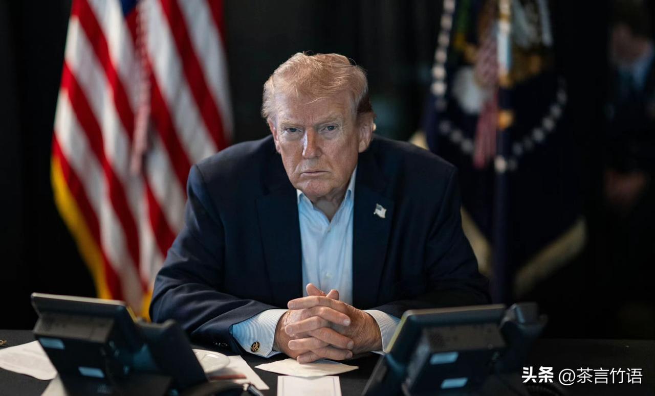 美国白宫发布新的''川王''照片！
照片上的他神情凝重，心事重重，似乎在做一场豪