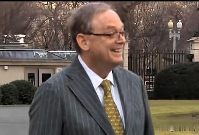 白宫经济顾问凯文·哈塞特（美联储潜在继任者）双手插兜，笑容满面接受记者采访，回答