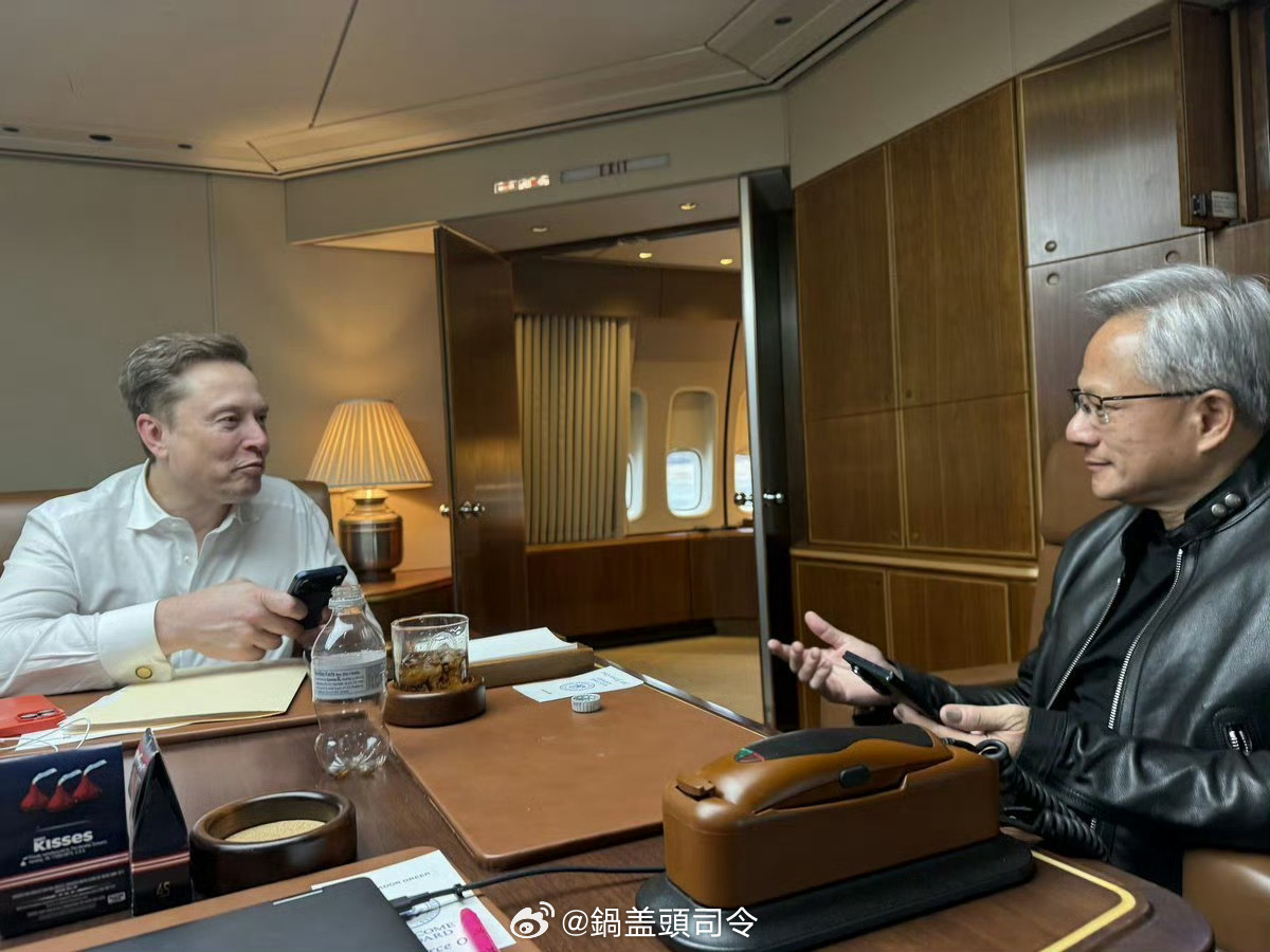 黄仁勋同款老黄用了一台三星Z Fold7，好巧不巧，哥也有一台这样的折叠手机。你