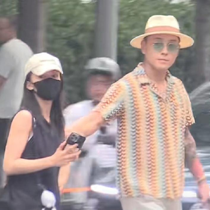 朋友在公路上偶遇吴谨言跟她老公过马路，
回来说了一句大实话。
她说这对夫妻，跟网