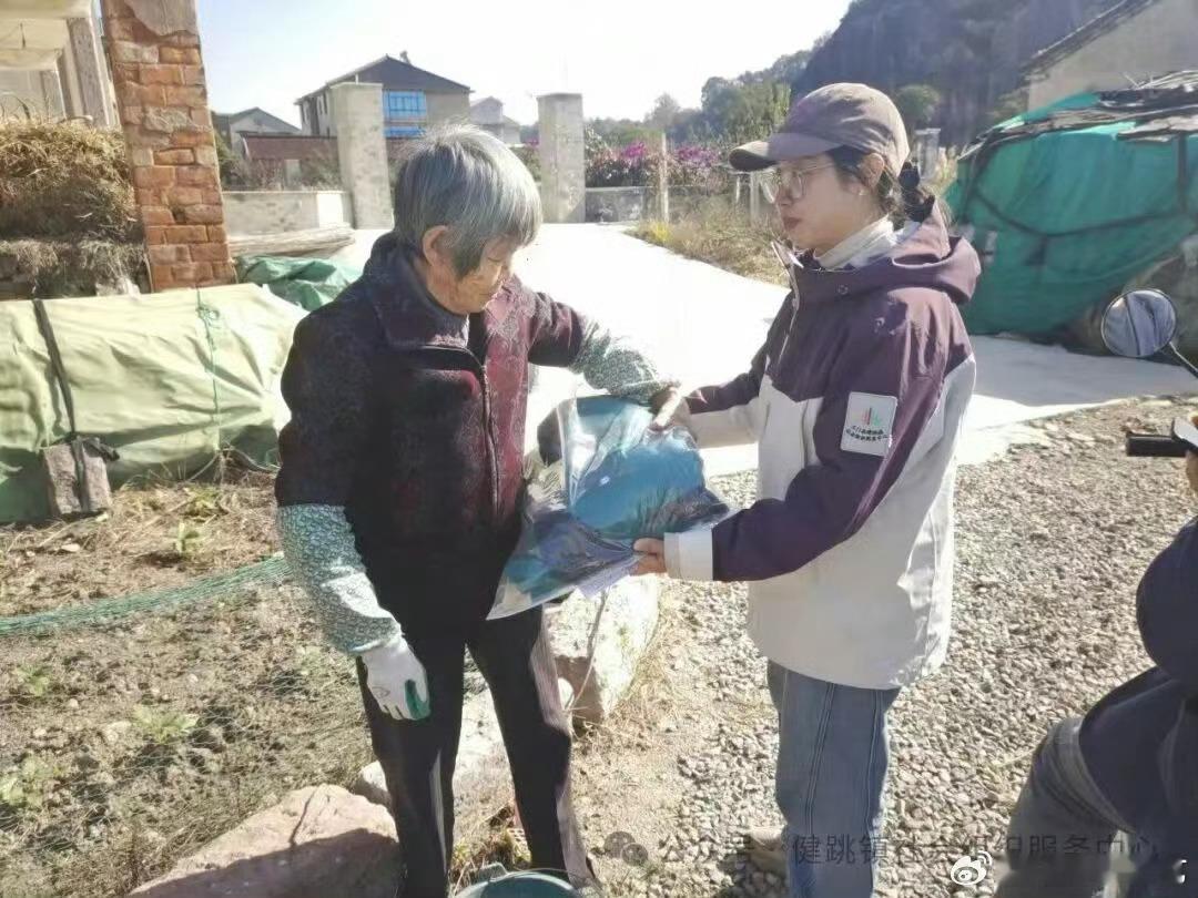 台州三门冬日送暖衣传递浓浓温情健跳镇精准摸排需求，为30户低收入农户送上保暖冲锋
