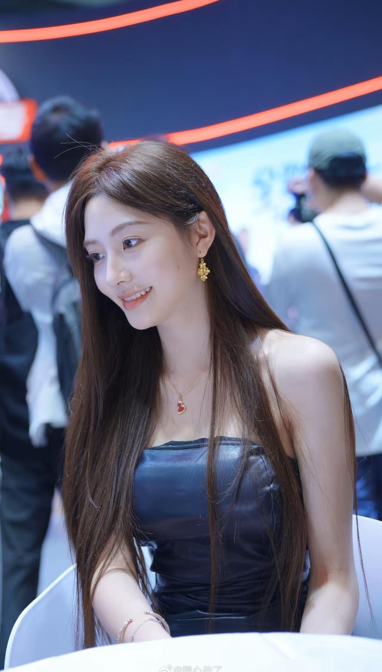 甜美少女在科技展上，微笑迷人，科技与时尚的完美结合！😊💻✨