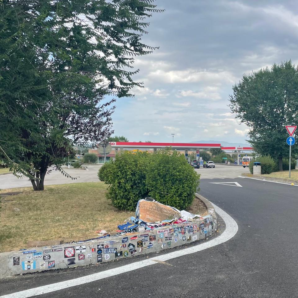 上周日罗马球迷与佛罗伦萨球迷在A1高速公路上大打出手，两队球迷将因此遭遇客场禁令