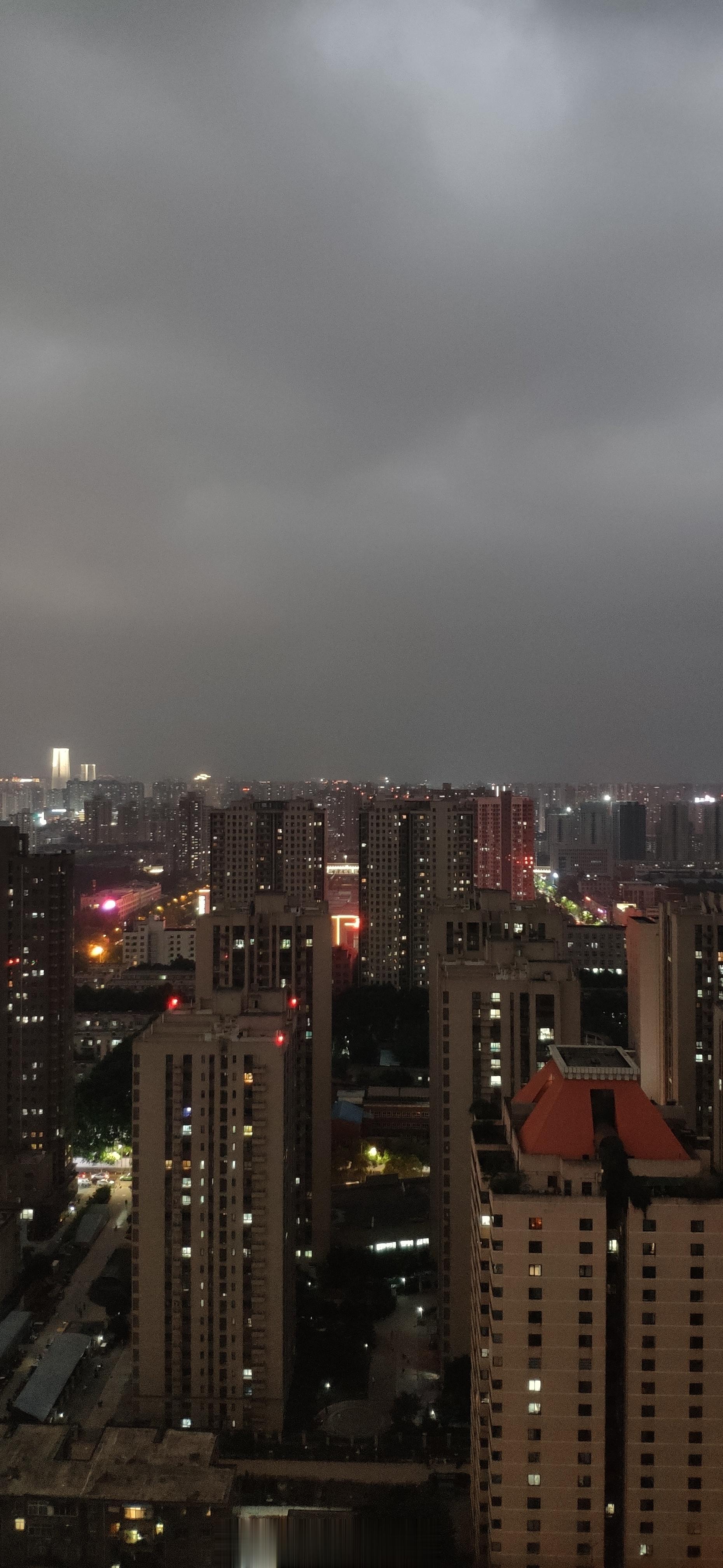 #馒头控的日常# 躺在地上接了个电话，起来发现天快速黑下来，终于短暂告别烤肉模式