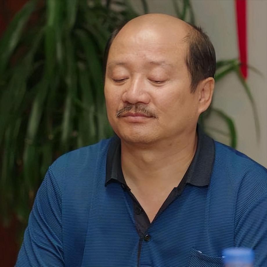 二人转演员，唐鉴军说，我年轻那会儿，也是暴脾气，说干就干，虽然我个头不高，就是不