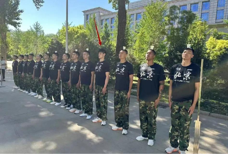 参加军训的曾凡博依旧舍不得减掉他帅气又赶时髦的锡纸烫，其他人都在做头顶杯子训练只
