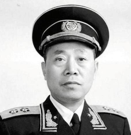 1942年，海匪孙二虎与陶勇洗澡后，突然有人匆忙塞给孙二虎一封信，由于不识字，他
