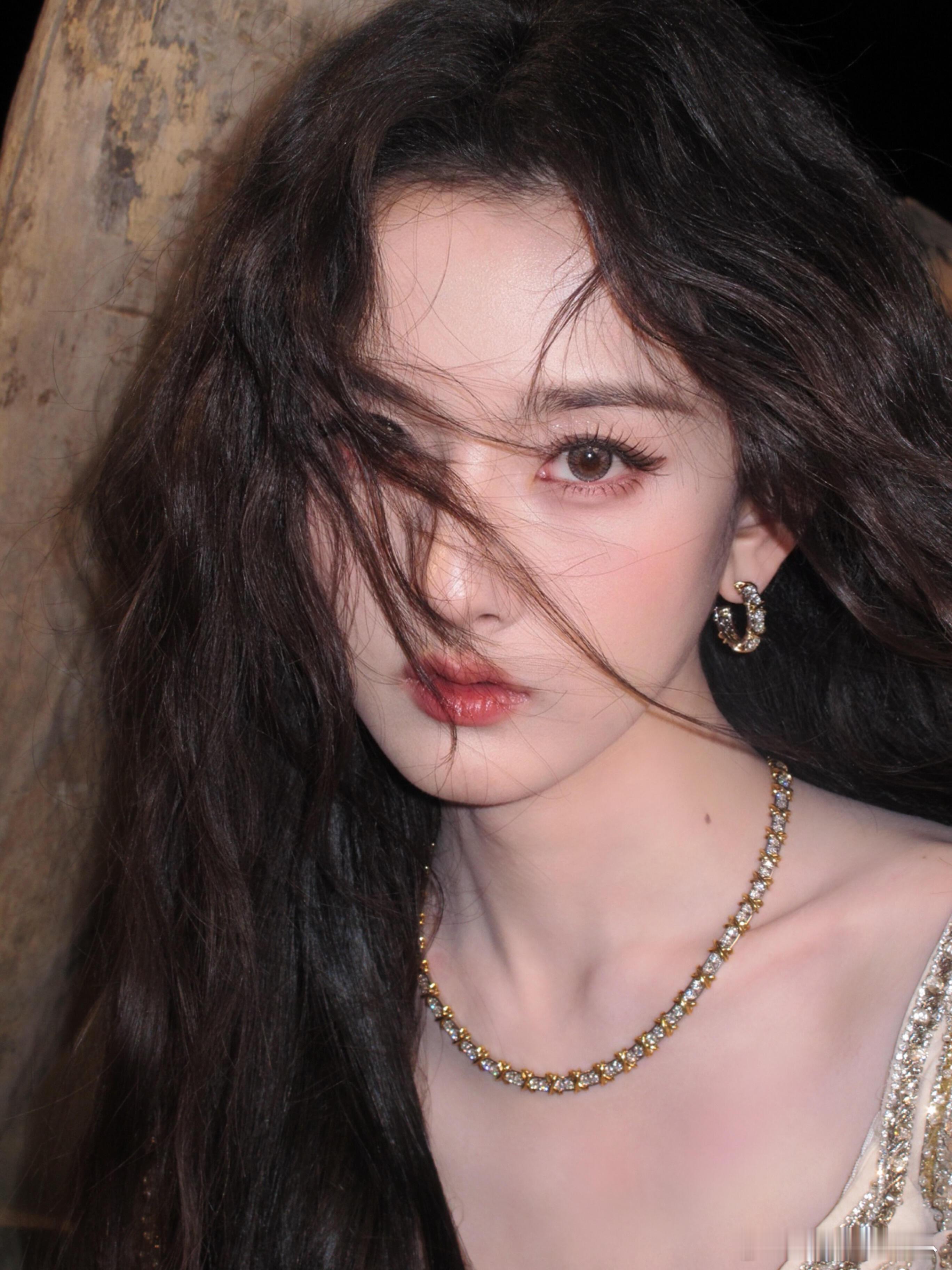 宋祖儿 给宋祖儿化的“大漠圣女妆”花絮图～ 