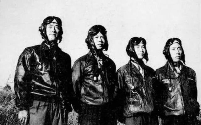 1958年，赵德安率飞行编队升空追敌，很快队友大喊：“发现2架敌机！”塔台听后，