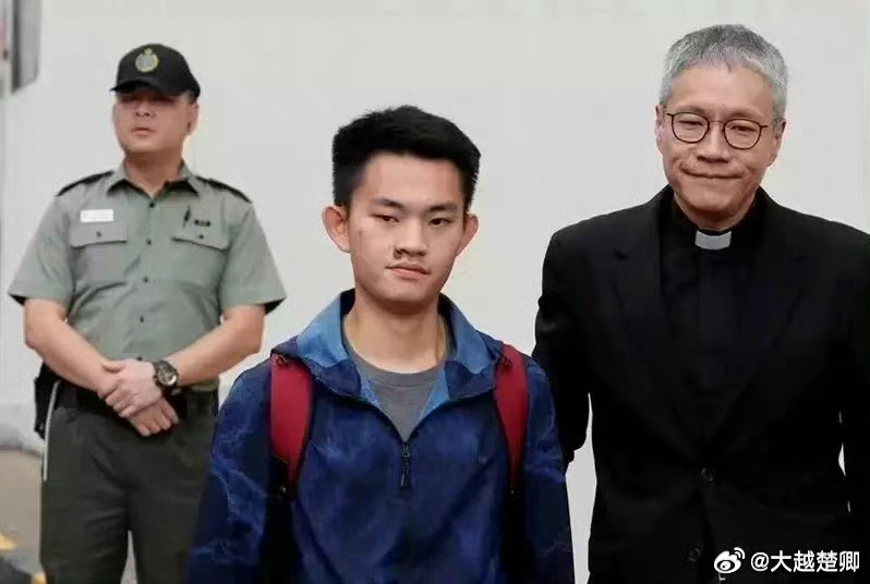 律师透露，陈同佳现在无事可做，每天待在深山玩电脑打发时间。 