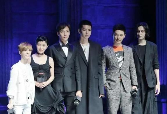这张6人合照，我只认出了白衣金发、略显单薄的作家兼导演郭敬明，西装革履、清俊干练