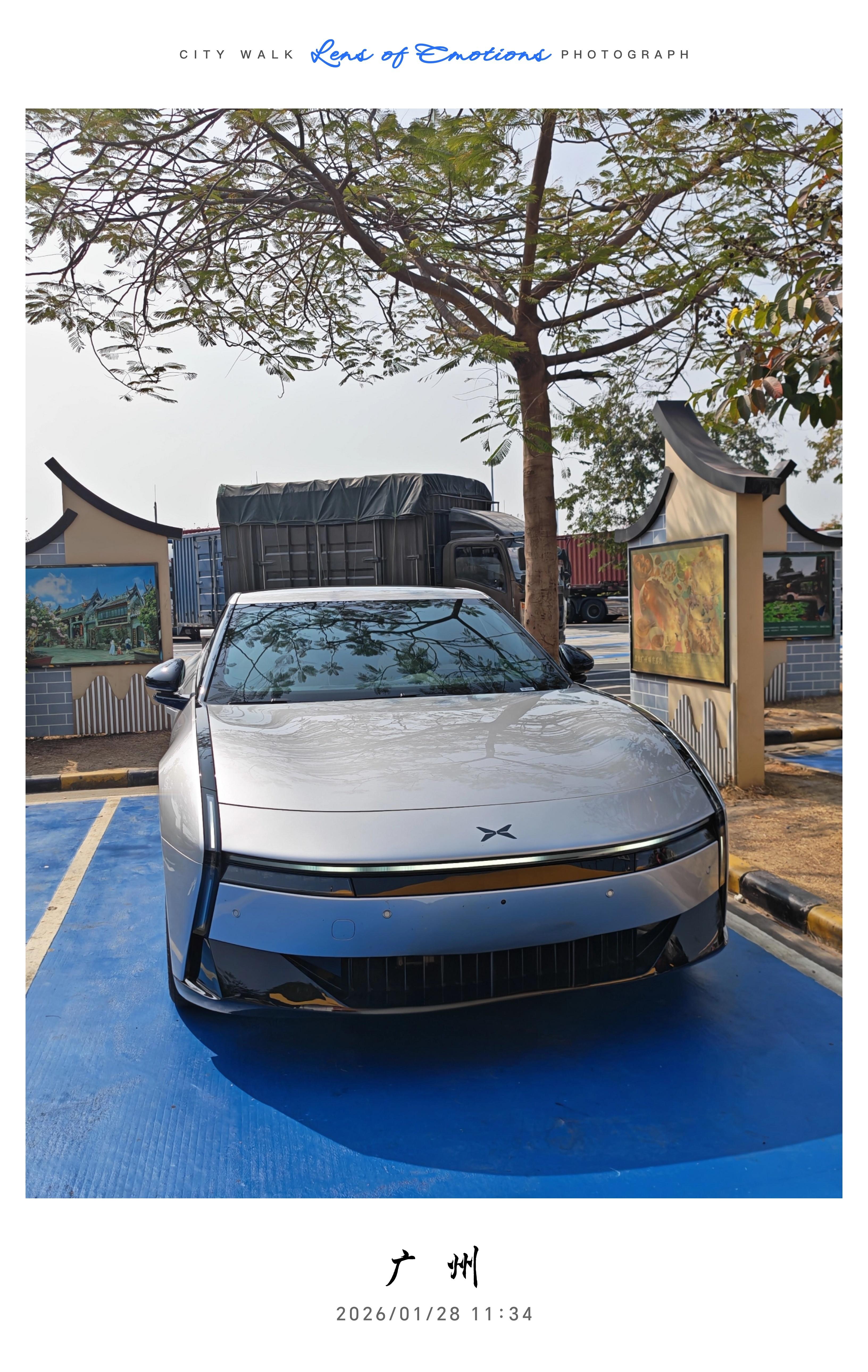 小鹏P7真的颜值太帅了，停在服务区引来围观，兄弟们，你们说帅不帅？ 广州