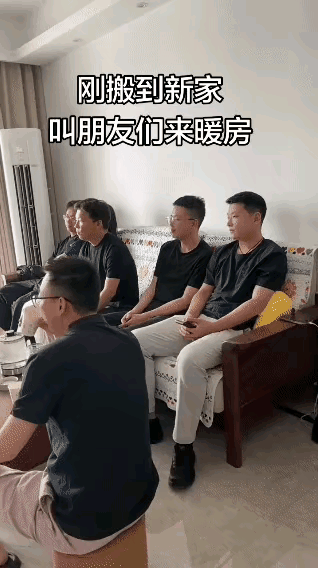 她们搬新家了！随后把几个好朋友叫来暖房！忙活了一阵后坐下来看看“大彩电”，还放的