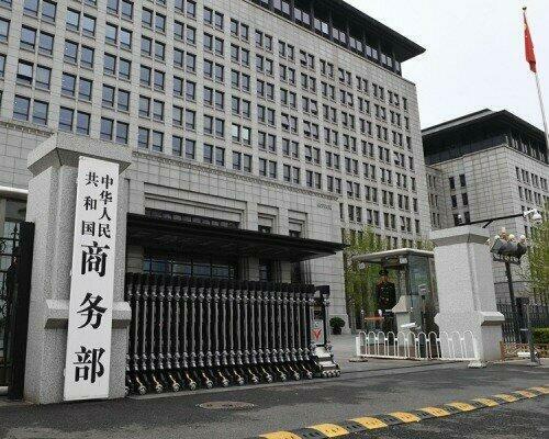 特朗普前脚刚说今年还想再来中国，中方后脚就对56家美国企业和实体出手。

这件事