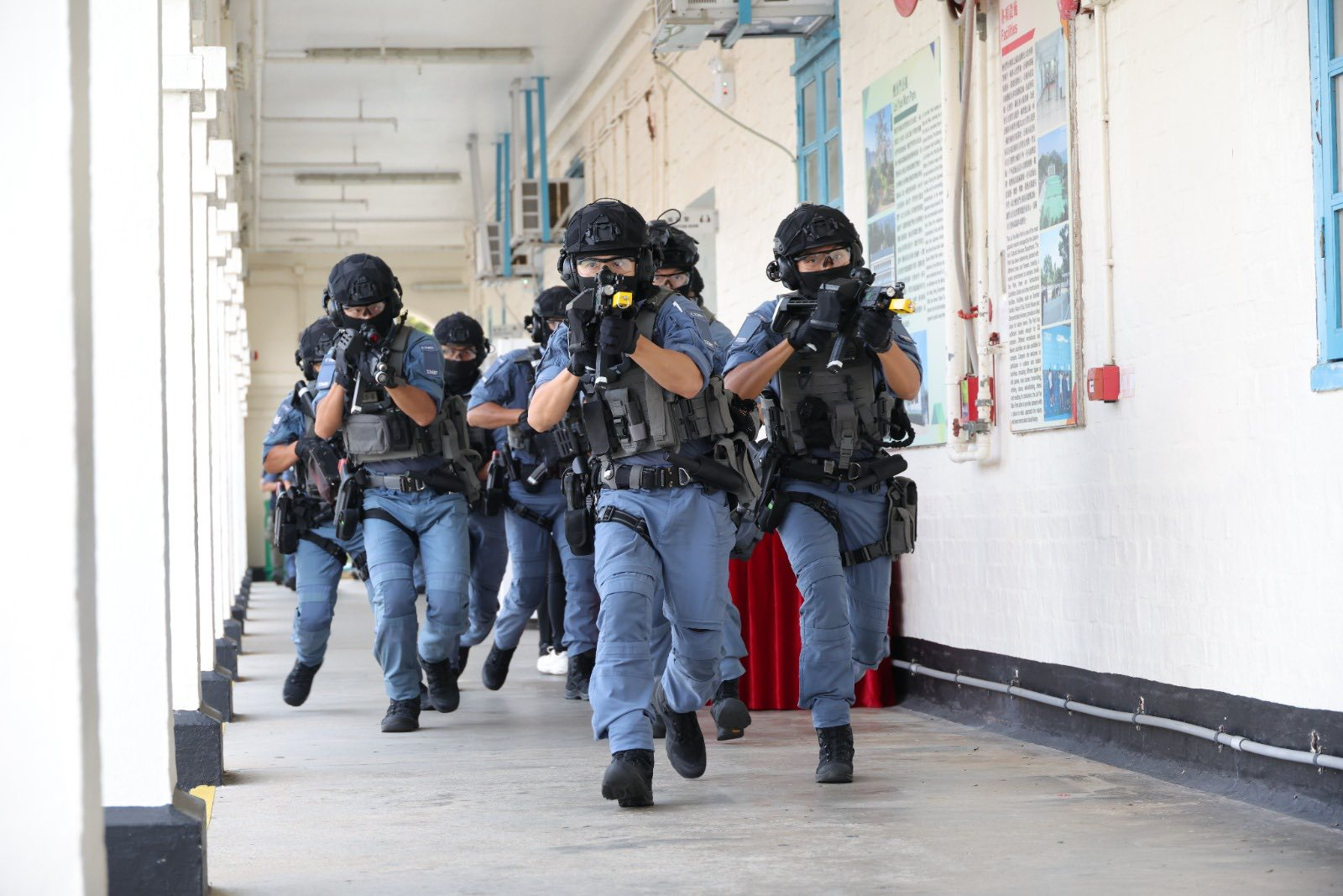 香港警务处行动部反恐及重大事故科、港岛总区冲锋队、机动部队及爆炸品处理课联同消防