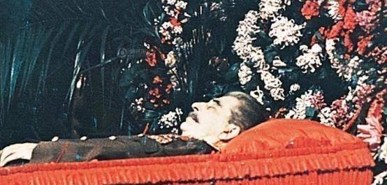 1961年，斯大林坟墓被挖开，军官们将其从水晶棺中抬了出来， 亲手剪掉他军服上所