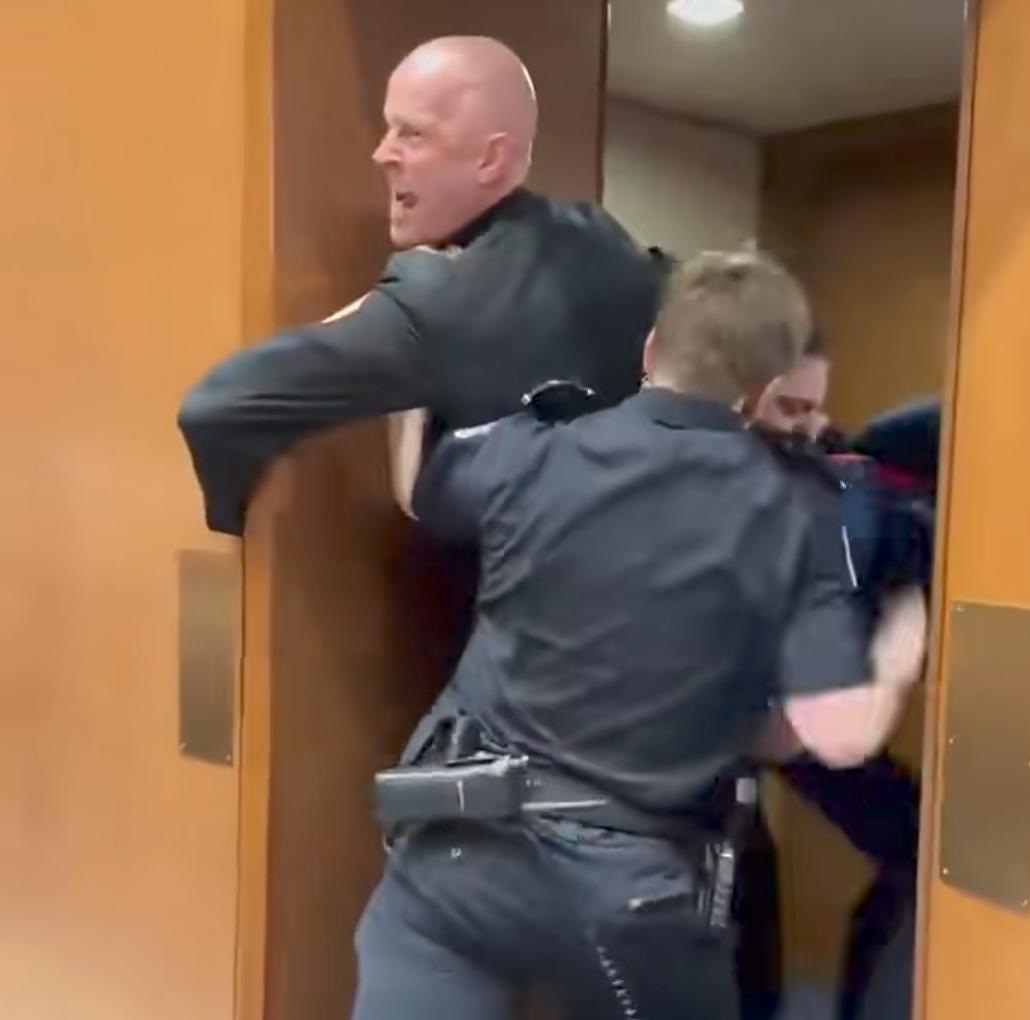 近日，美国退伍老兵布莱恩·麦金尼斯，在参议院军事听证会上，因为大声抗议美国对伊朗