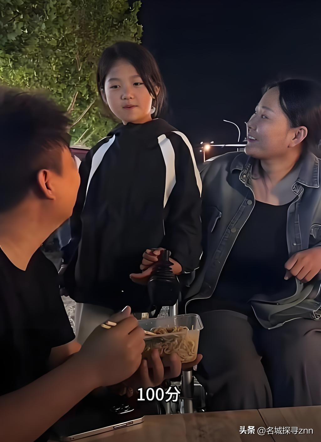 河南商丘，90后女子带孩子深夜摆摊。一男子吃完炒面，竟转了60000元！女子惊得