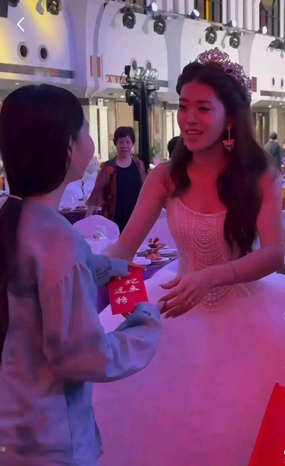最近，一个广东佛山顺德的婚礼火了。北方的宗小姐参加朋友婚礼递红包时，新娘只摸了下