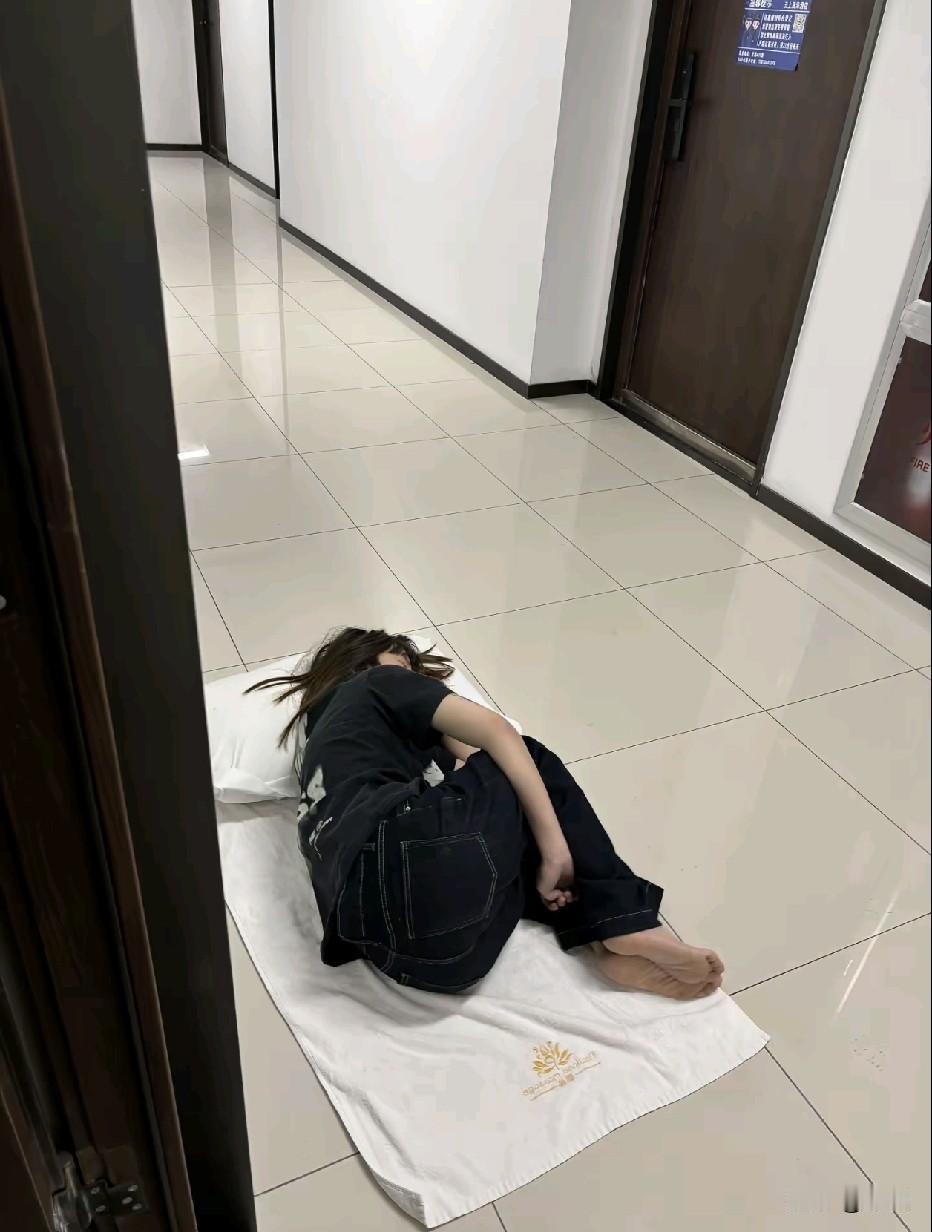 我要没记错的话，这个是沐足房间的地巾吧