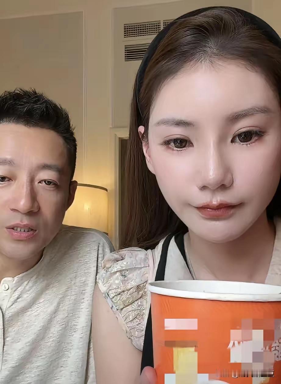 小菲的每段婚姻，都有不看好的人，没有关系，人家每天过得很好。主要是有太多高人在身