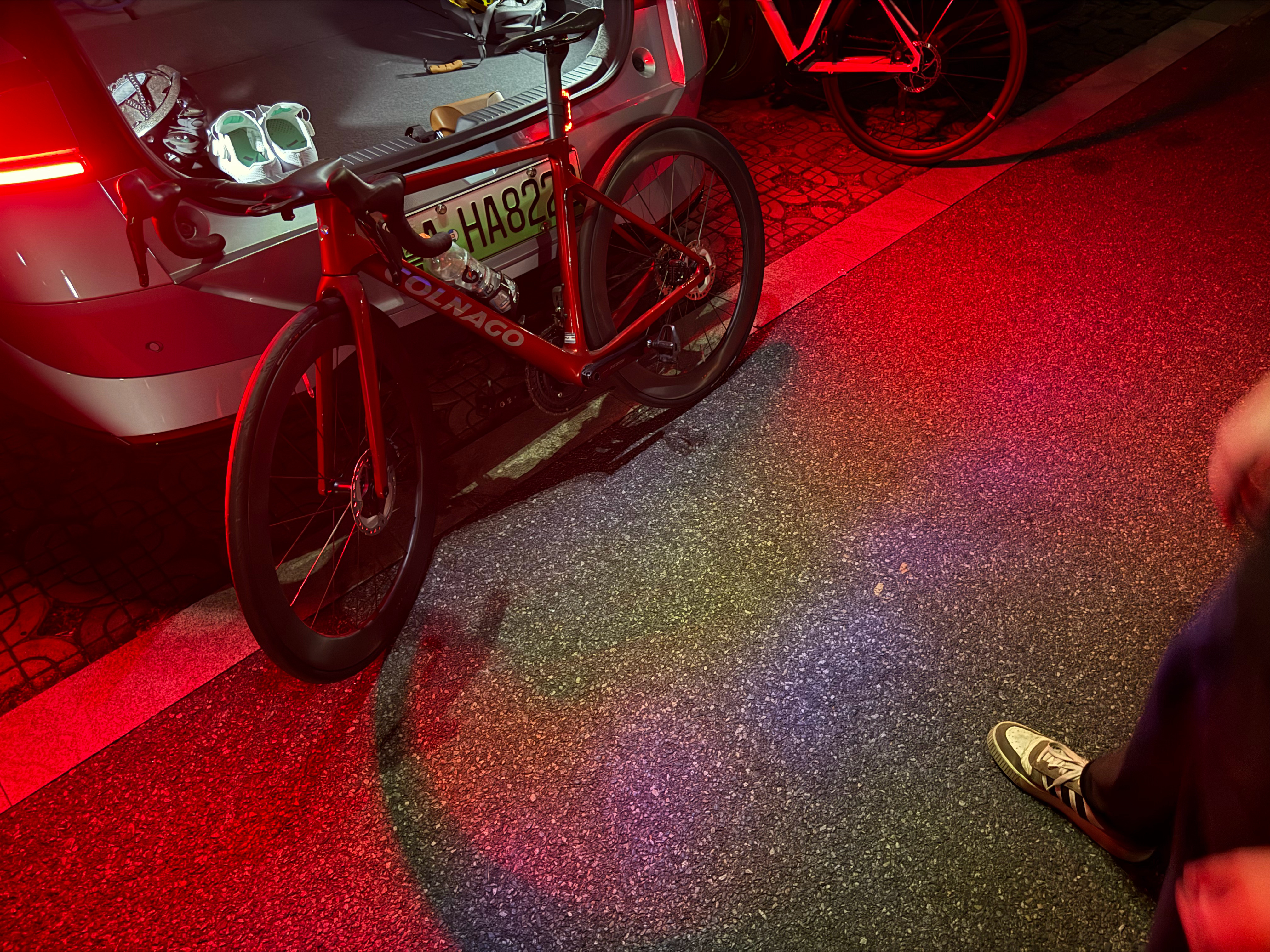 小鹏 P7+ 产品有水平的，掀背尾门上放了两盏照地灯，把尾厢后面照的亮堂堂的，露